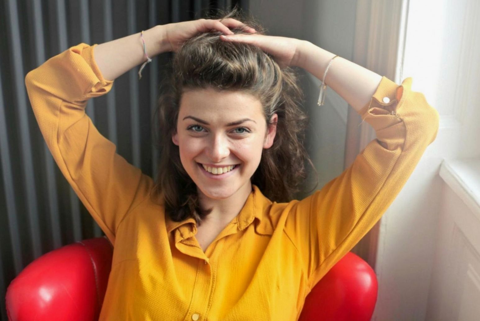 Makeup-Pinsel und professionelle Werkzeuge in stilvoller Anordnung